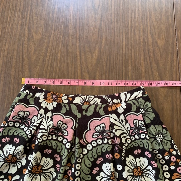 Pockets! H&M Floral skirt - Picture 5 of 6